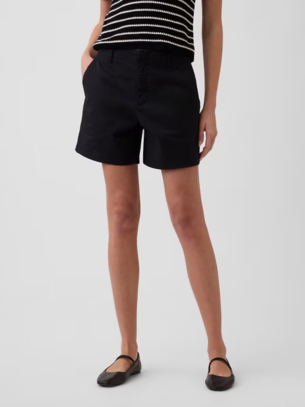 NWT GAP Women’s 5" Mid Rise Downtown Khaki Shorts Black - Size 14